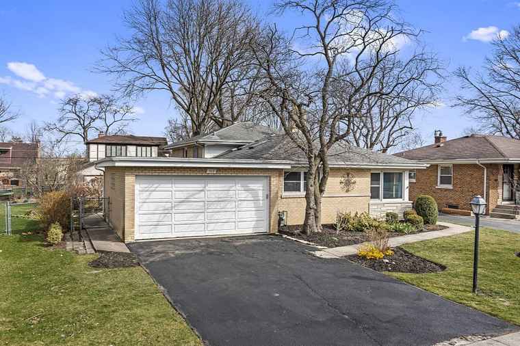 Photo of 515 N Prospect Manor Ave Mount Prospect, IL 60056