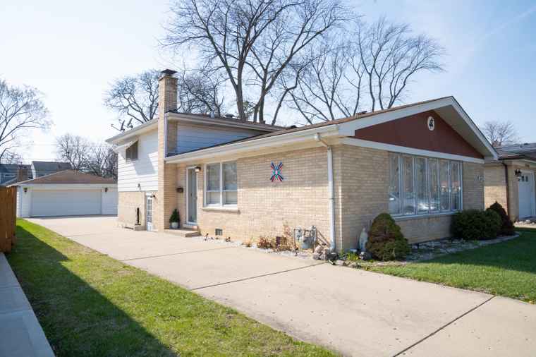 Photo of 214 S Mount Prospect Rd Mount Prospect, IL 60056