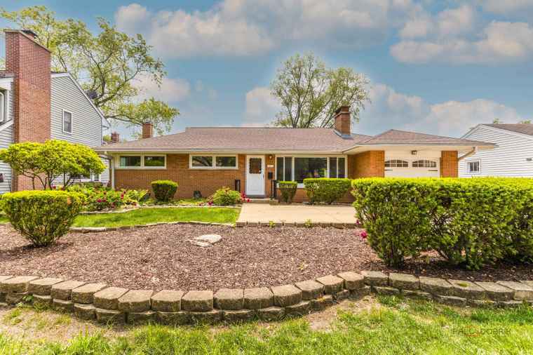 Photo of 1011 Pendleton Pl Mount Prospect, IL 60056