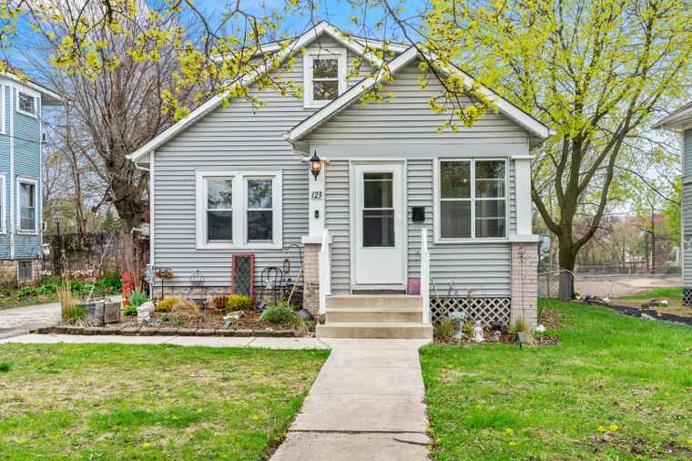 Photo of 123 W York Ave West Chicago, IL 60185