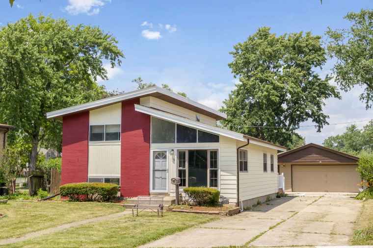 Photo of 720 W Terrace St Villa Park, IL 60181
