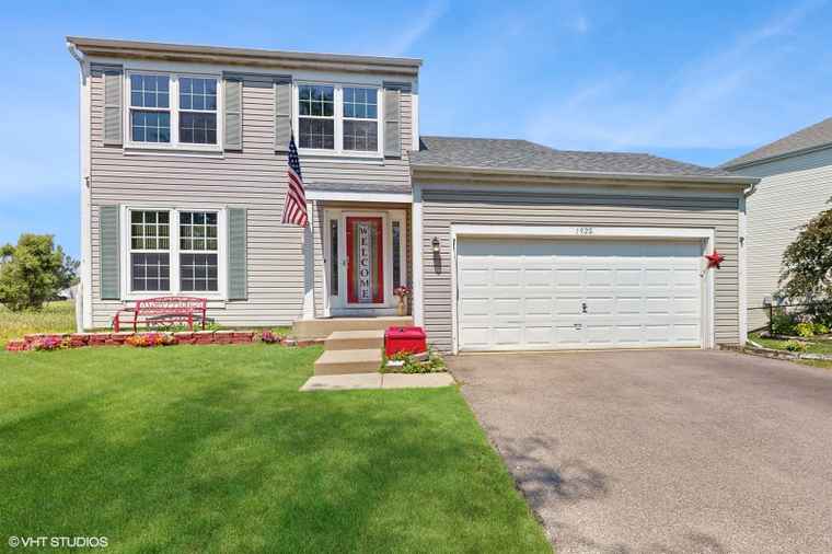 Photo of 1920 Prairie Path Ln Carpentersville, IL 60110