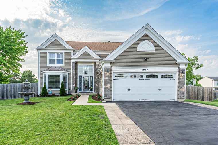 Photo of 1944 Mission Hills Dr Elgin, IL 60123