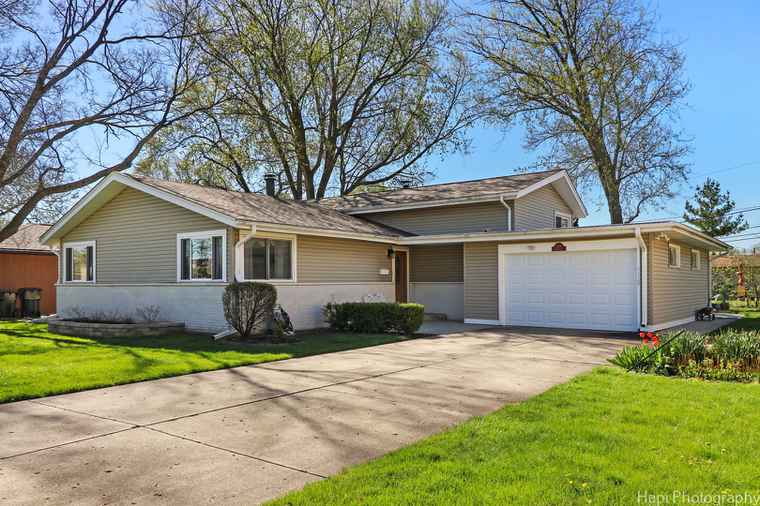 Photo of 3129 Bellwood Ln Glenview, IL 60026