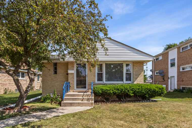 Photo of 5128 Suffield Ct Skokie, IL 60077