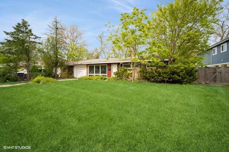 Photo of 1043 Whitfield Rd Northbrook, IL 60062