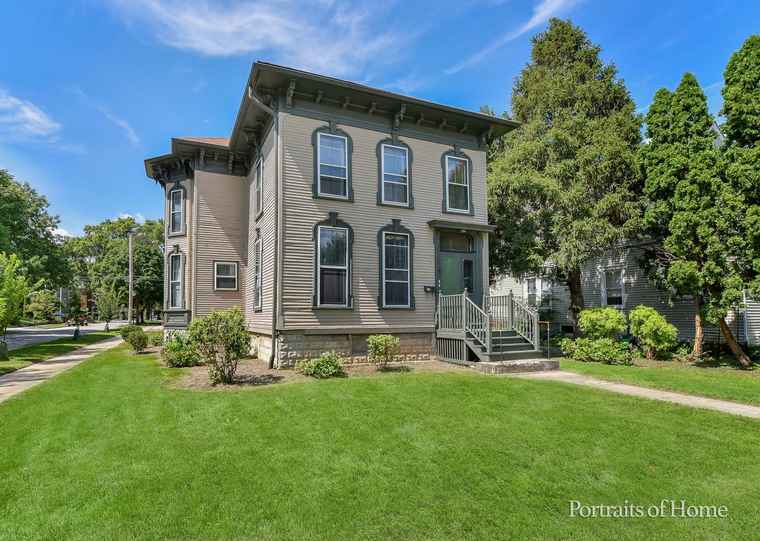 Photo of 205 N Wright St Naperville, IL 60540