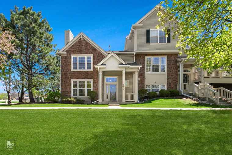 Photo of 2673 N Greenwood Ave Arlington Heights, IL 60004
