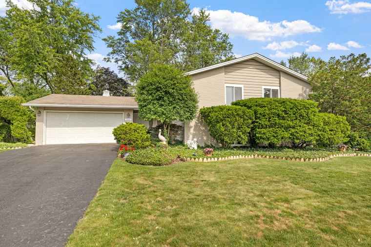 Photo of 5927 Sherman Dr Woodridge, IL 60517