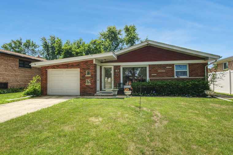 Photo of 2202 Tamarack Dr Joliet, IL 60432