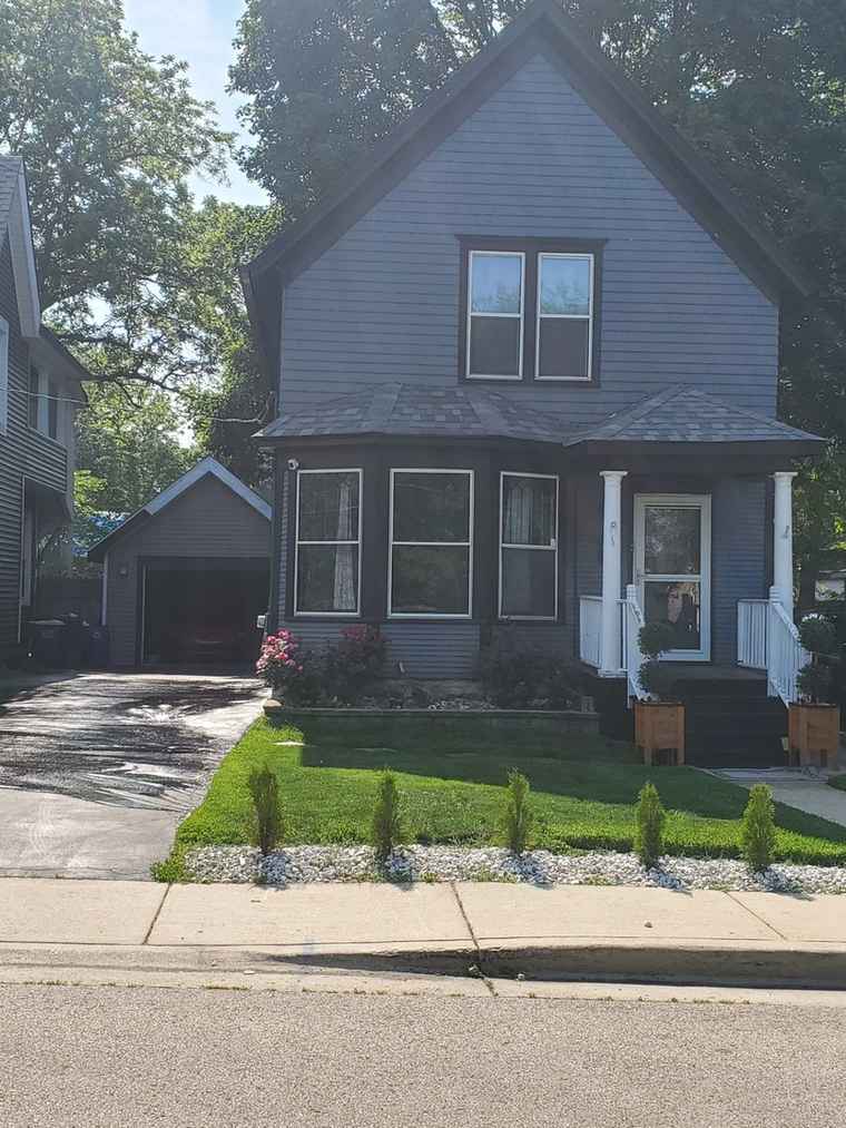 Photo of 50 Leonard St Elgin, IL 60123