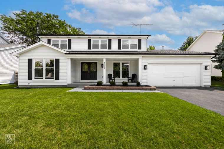 Photo of 622 Stuart Dr Carol Stream, IL 60188