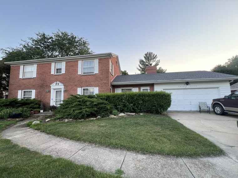Photo of 27 S Canterbury Rd Aurora, IL 60506