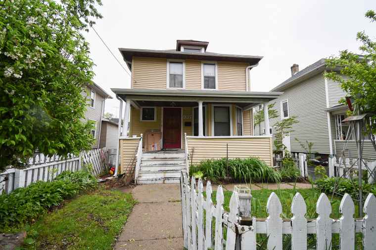 Photo of 937 N County St Waukegan, IL 60085