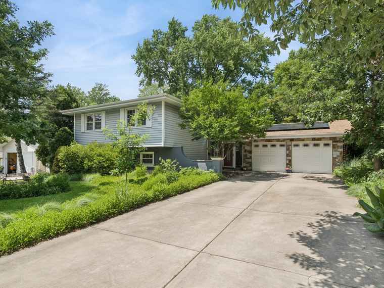 Photo of 1320 Rosedale Ln Hoffman Estates, IL 60169