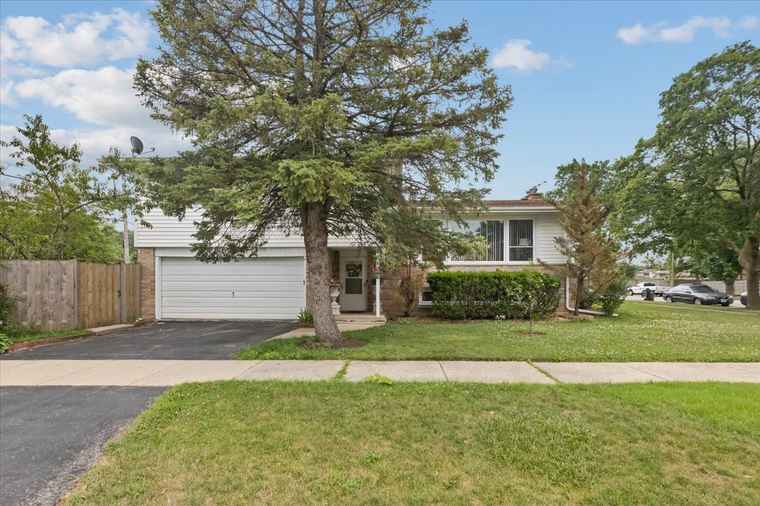 Photo of 8953 Neenah Ave Morton Grove, IL 60053