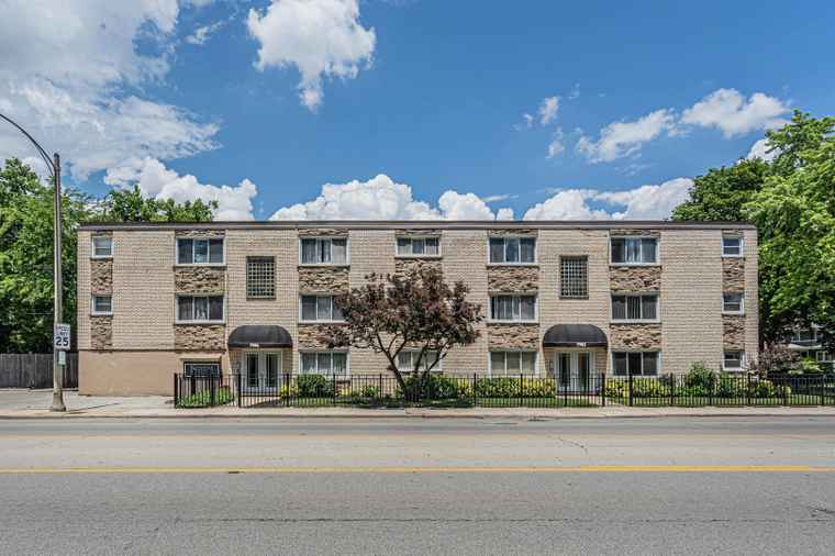 Photo of 7952 Madison St Unit 2E River Forest, IL 60305