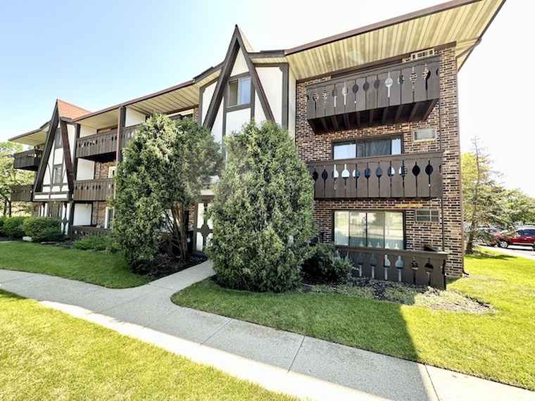 Photo of 15 Crestview Ln #4 Vernon Hills, IL 60061