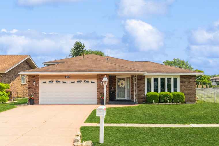 Photo of 10927 S Circle Dr Palos Hills, IL 60465