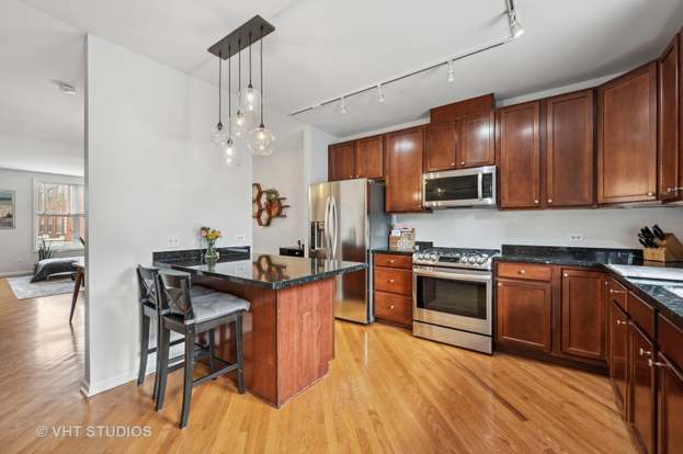 4646 N Greenview