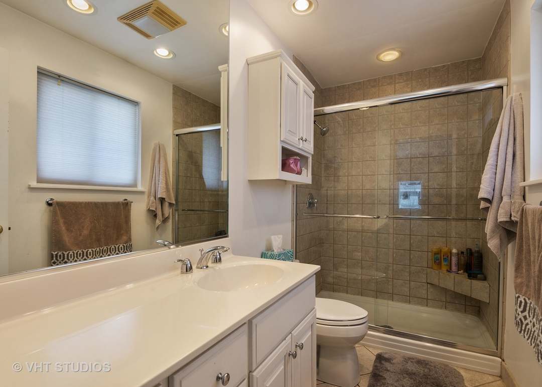 3903 White Cloud Dr, Skokie, IL 60076