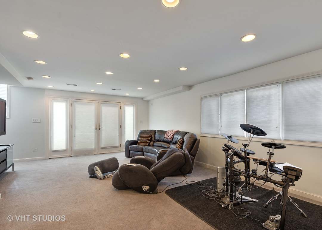 3903 White Cloud Dr, Skokie, IL 60076