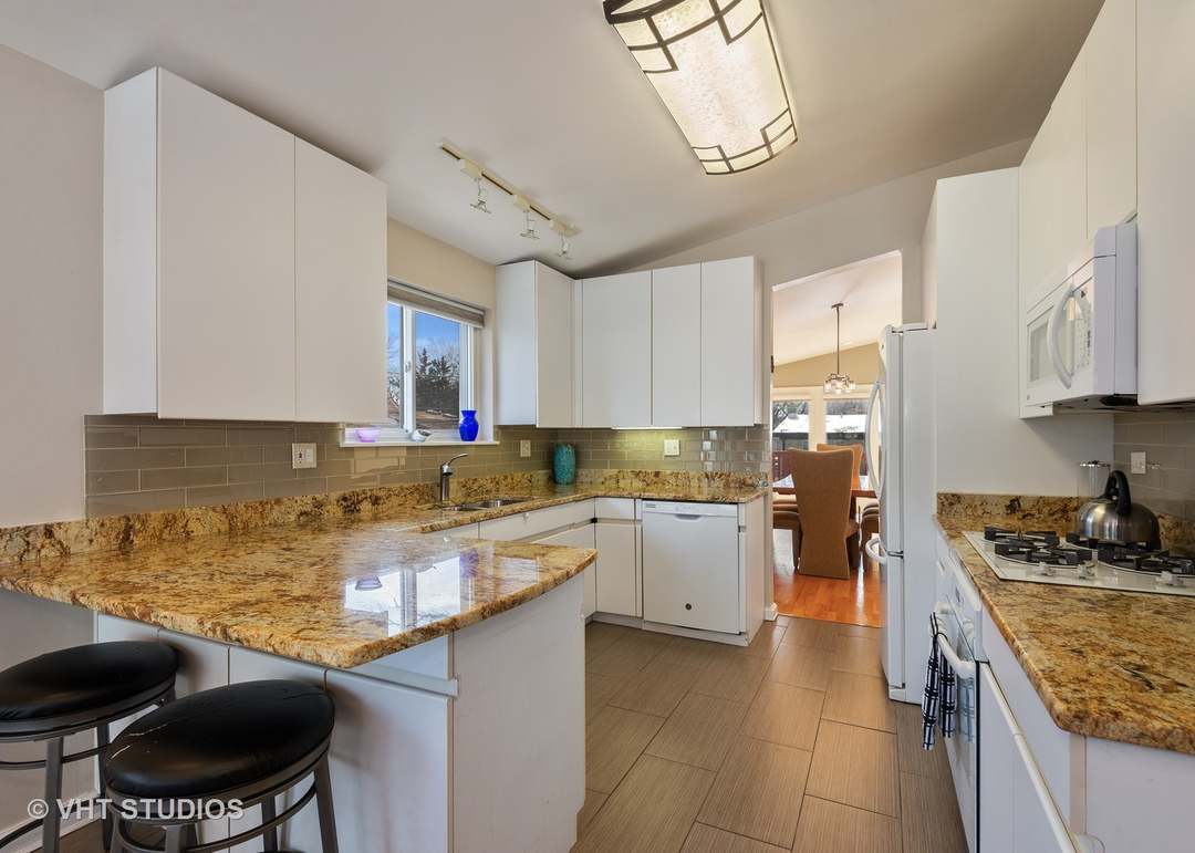 3903 White Cloud Dr, Skokie, IL 60076