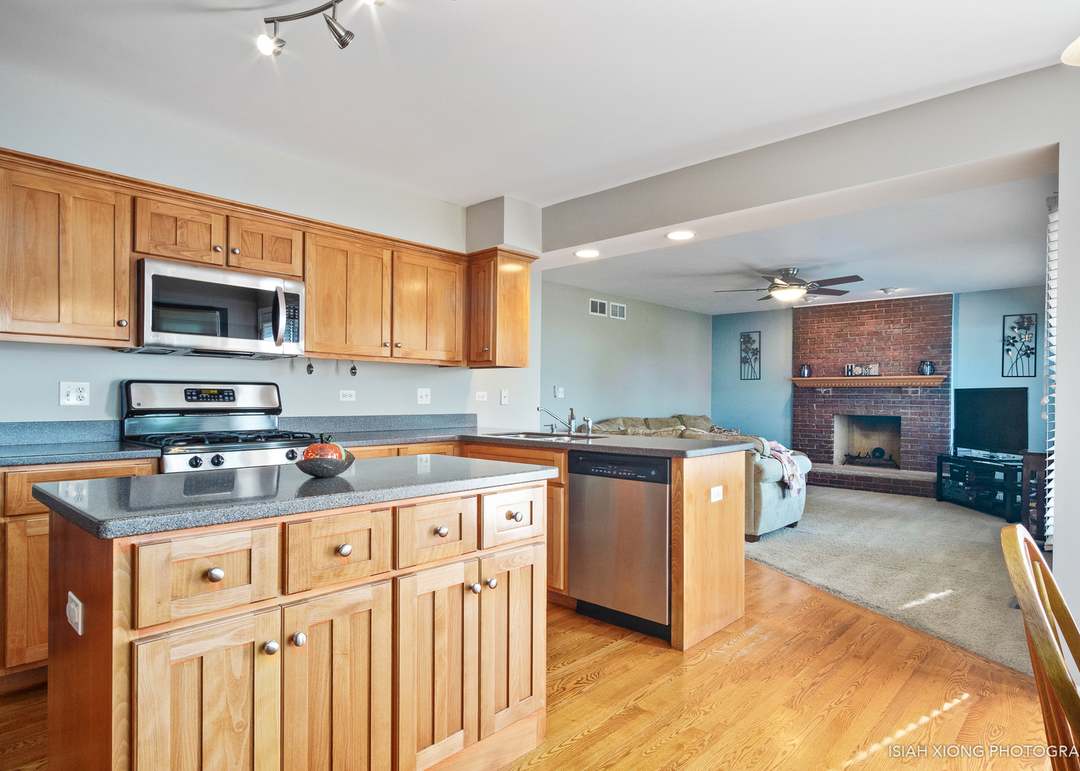 1208 Tower Hill Dr, Woodridge, IL 60517