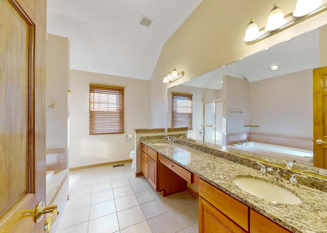 576 N 4th Ave, Addison, IL 60101