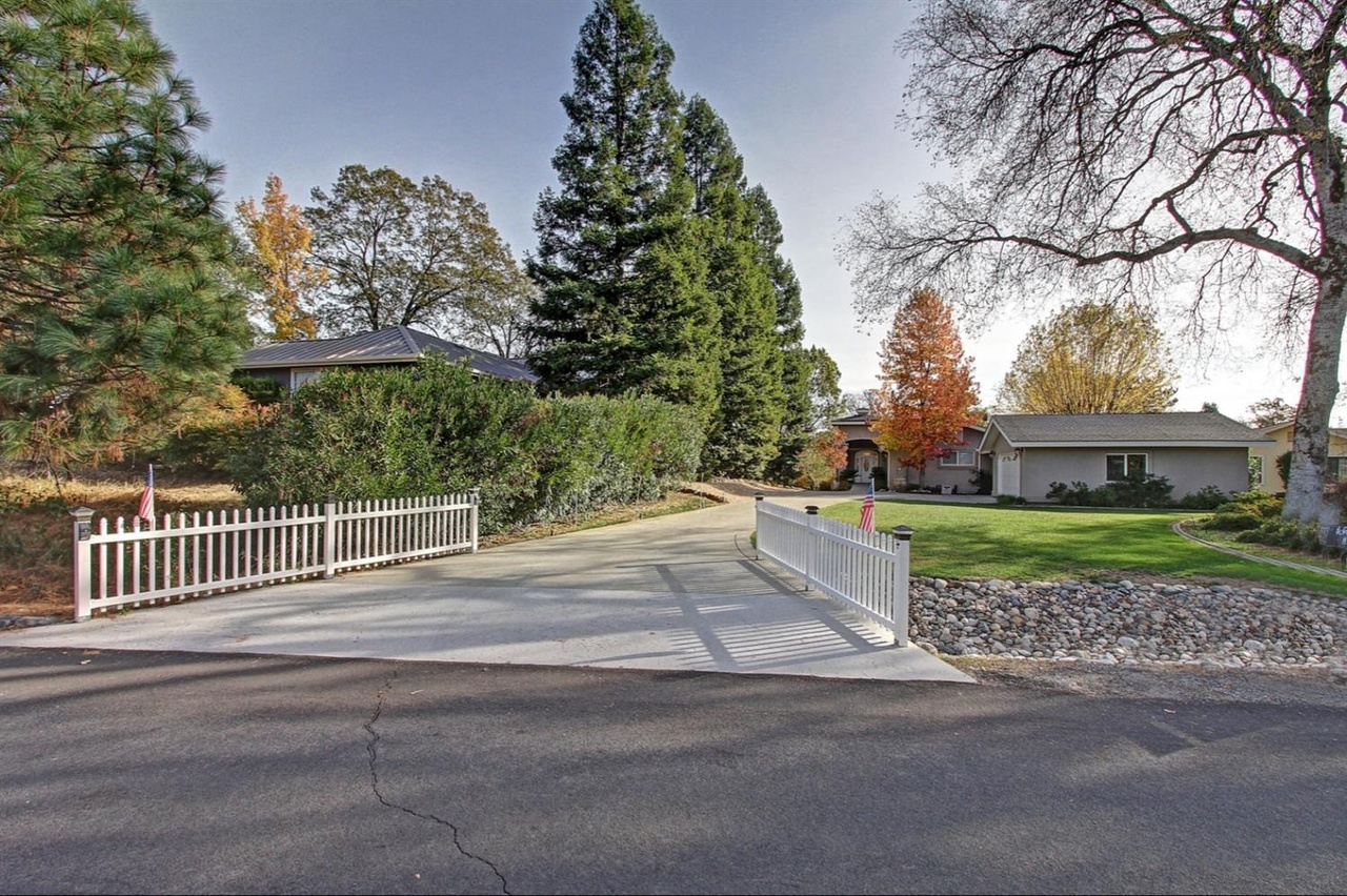 24257 Oakmont Way Auburn Ca 95602 Mls 18075176 Redfin Photos And Other Media