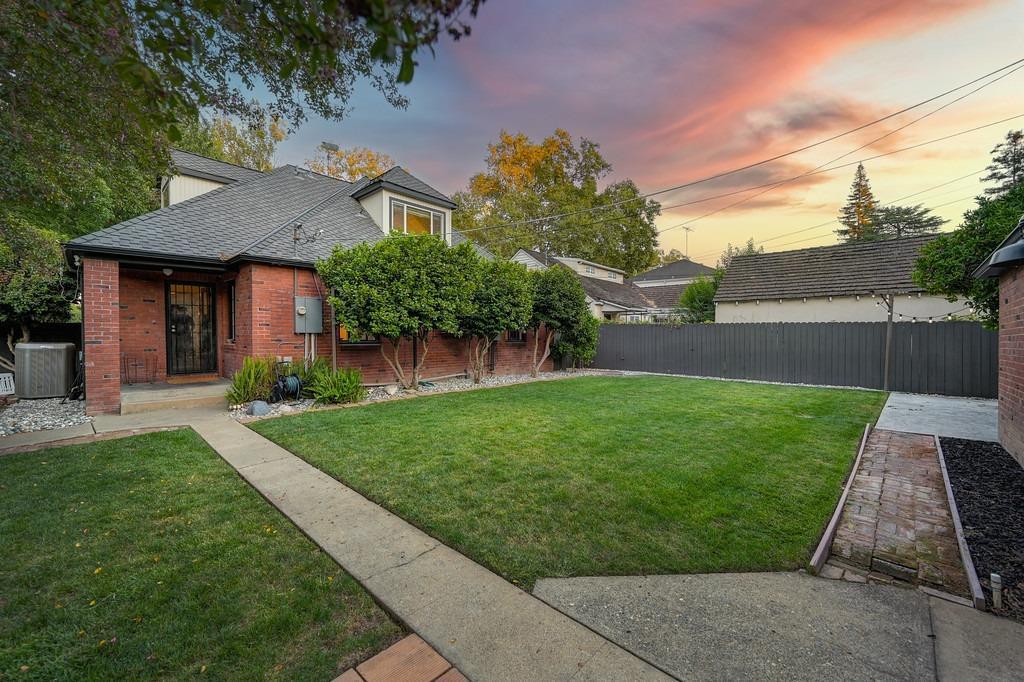 2768 Land Park Dr