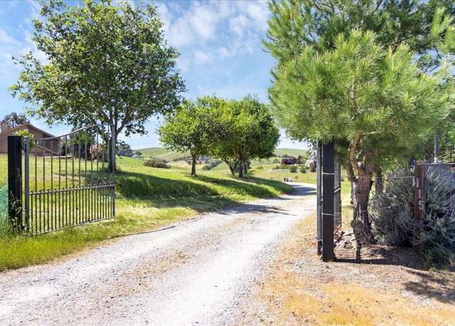 Property at 115 Mccary Dr, Hollister, CA 95023, 4 beds, 3.5 baths