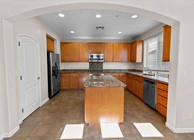 Property at 1067 Sallie Ln, Tracy, CA 95376, 3 beds, 3.5 baths