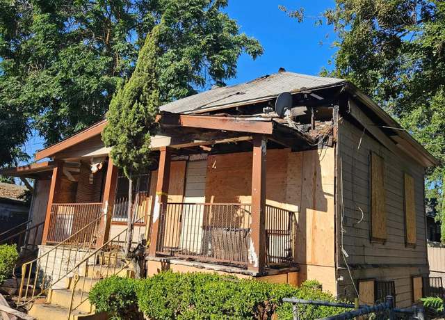 Property at 210 E 5th St, Stockton, CA 95206, 2 beds, 1 bath