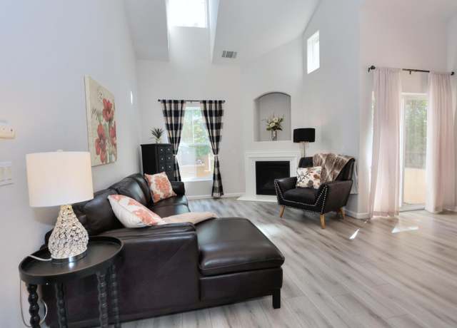Property at 512 Vessona Cir, Folsom, CA 95630, 2 beds, 2 baths