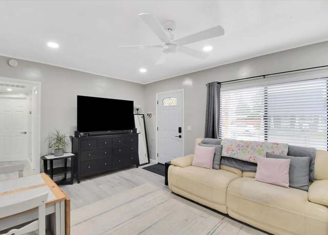 Property at 27 Toledo St, Yuba City, CA 95991, 3 beds, 1 bath