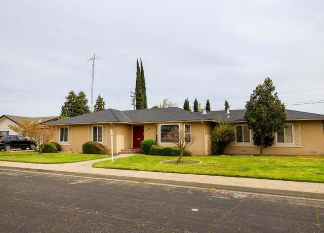 Property at 1120 Linn Ct, Turlock, CA 95380, 4 beds, 2.5 baths