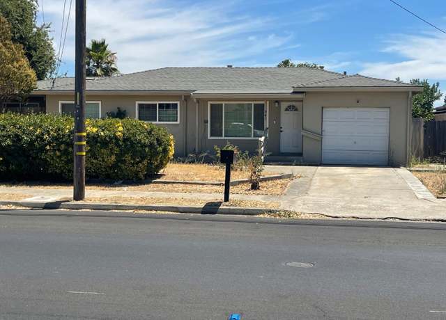 Property at 941 E E St, Oakdale, CA 95361, 3 beds, 2 baths