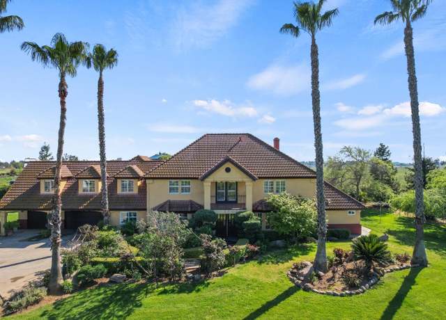 Property at 5373 N Mendocino Ave, Clovis, CA 93619, 4 beds, 3.5 baths