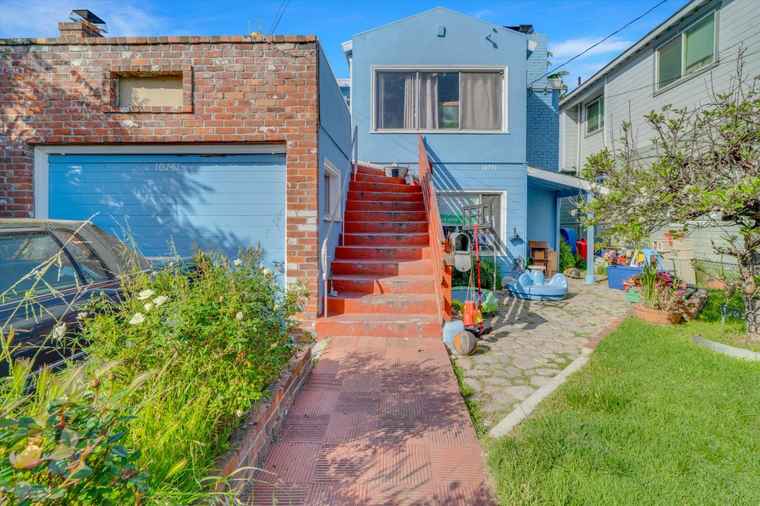 Photo of 10751 Pippin St Oakland, CA 94603