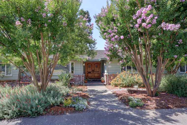 Photo of 6320 Eastmont Ct Carmichael, CA 95608
