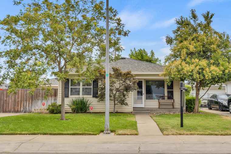 Photo of 700 Cardinal St Lodi, CA 95240