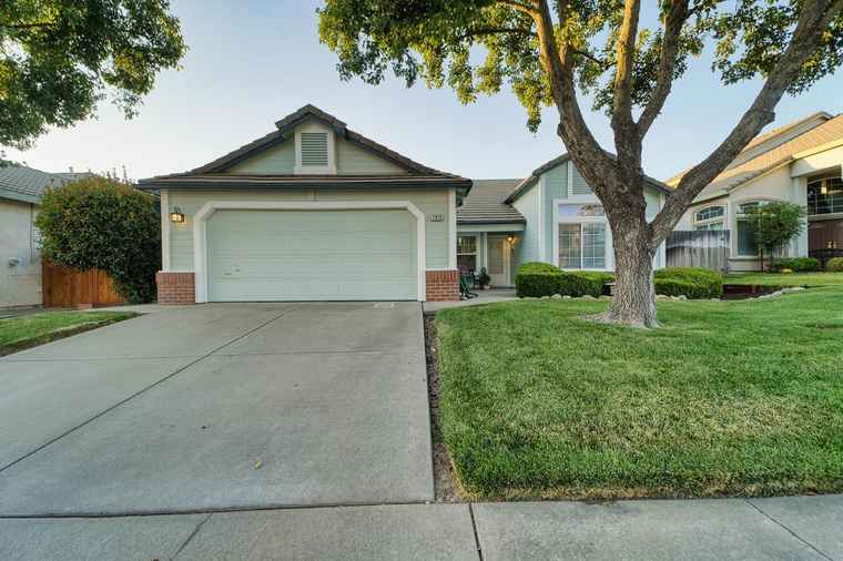 Photo of 7912 Tetotom Park Way Antelope, CA 95843