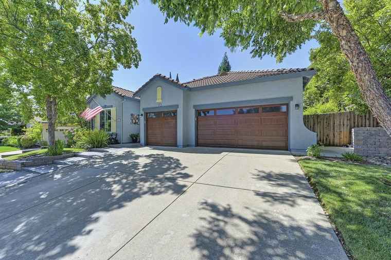 Photo of 1069 Brock Cir Folsom, CA 95630