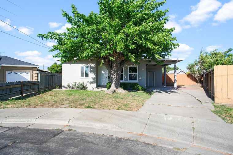 Photo of 212 N Veach Ave Manteca, CA 95337