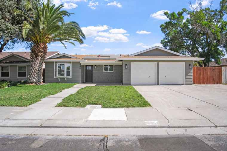 Photo of 585 Vin Rose Way Manteca, CA 95337