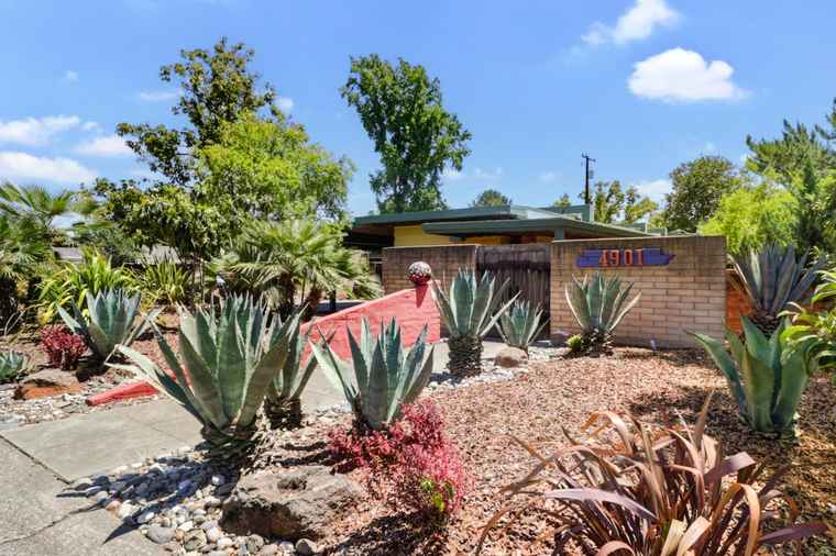 Photo of 4901 Crestwood Way Sacramento, CA 95822