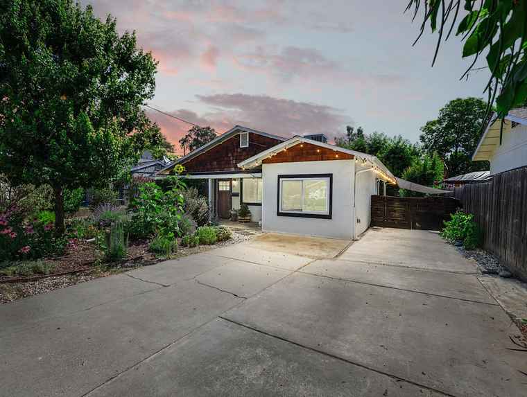 Photo of 110 Village Ln Auburn, CA 95603