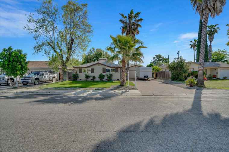 Photo of 300 S 7th St Patterson, CA 95363