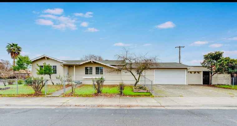 Photo of 2190 Meadowglen Ave Sacramento, CA 95832